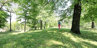 女孩在公园里跑步。