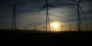 日出上空的风力涡轮机摄影
