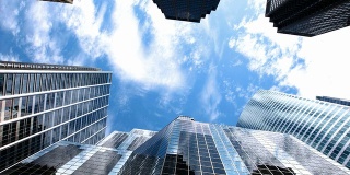 现代化的办公大楼和云