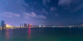 夜深人静，杭州江畔的天际线和现代建筑，时光流逝。