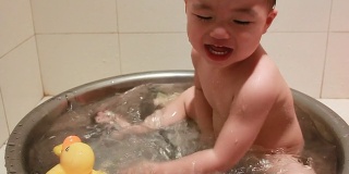 快乐的宝宝疯狂地玩水