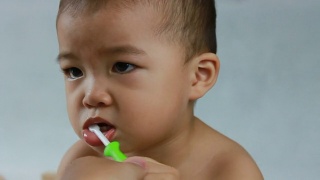宝宝被迫学习刷牙，CU视频素材模板下载