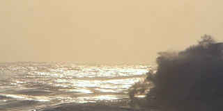 海浪冲击着夏威夷北岸