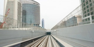 迪拜地铁进入隧道