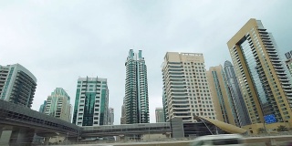 沿着迪拜的摩天大楼开车