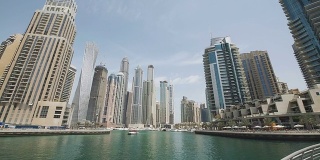 迪拜运河周围壮观的摩天大楼