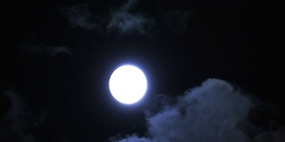 月亮和云