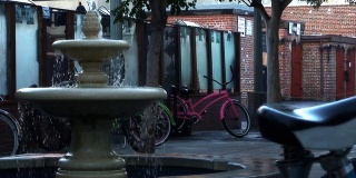 被喷泉锁住的自行车