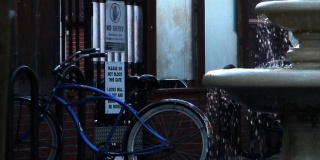 自行车锁在饮水机旁