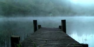 苏格兰特罗萨克斯湖畔的迷雾黎明。
