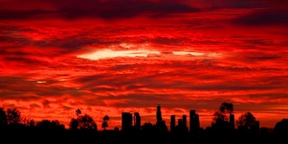 洛杉矶地平线上的红色黎明