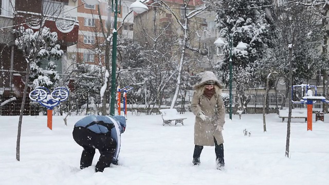 打雪仗