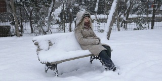 坐在暴风雪下的女人