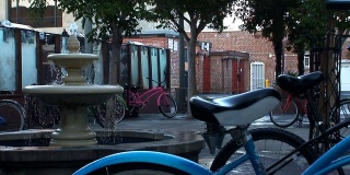 在饮水机旁停放自行车