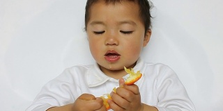 孩子们挤着橙汁，口水直流。
