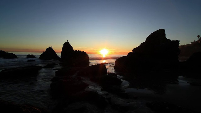 岩石海滩上的日落