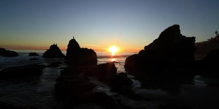岩石海滩上的日落