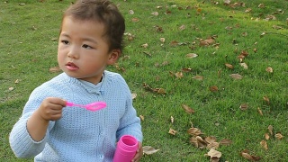 亚洲婴儿吹肥皂泡系列视频素材模板下载