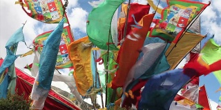 西藏prayerflags飘扬