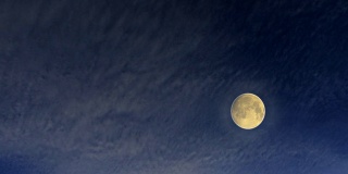奇妙的满月和延时移动的云