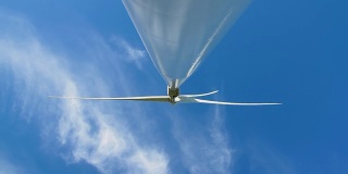 风力涡轮机直接向上的前视图。
