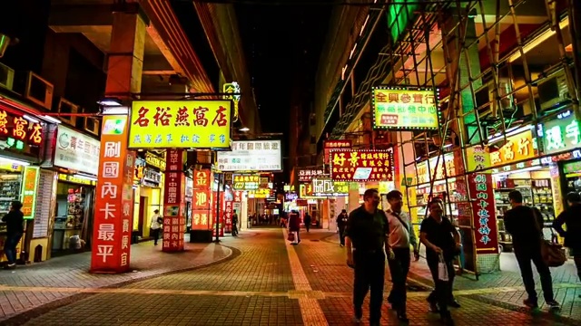 中国澳门——2014年11月21日:中国澳门夜晚巷子里的生意