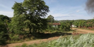 从蒸汽火车上看古巴的乡村景色