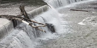 瀑布位于新泽西州大瀑布附近的帕塞伊克河上