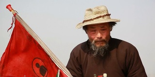 唱一位拿着奖章的中国老人