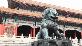 雪中北京故宫前的铜狮。视频素材模板下载