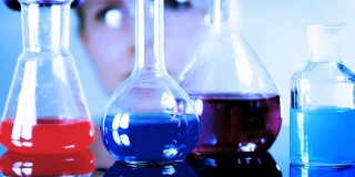 科学家在实验室对液体样品进行分类
