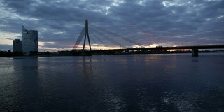 多加瓦河上的日落