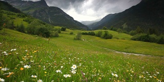 奥地利steeg- tirol附近的春天草地，有着引人注目的天空