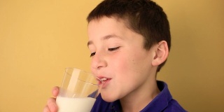 孩子在喝牛奶