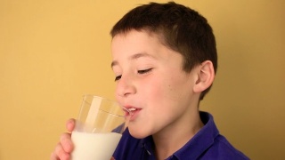 孩子在喝牛奶视频素材模板下载