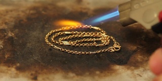 燃烧的金项链