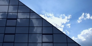 摩天大楼后面的云-阳光射线/时间流逝