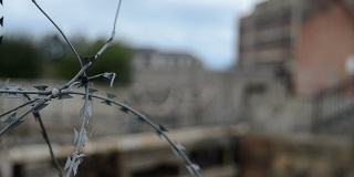 废弃建筑物周围的铁丝网