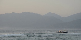 龙目岛岸边的渔船