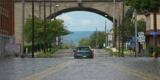 被水淹没的车在拱门下-宽镜头