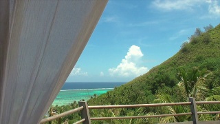 白色窗帘后的波利尼西亚风景视频素材模板下载