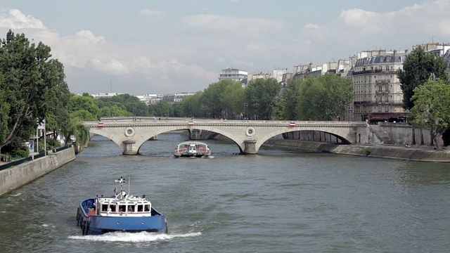 夏日的巴黎，塞纳河