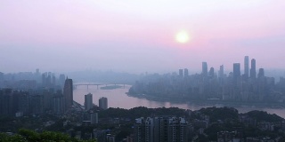 现代城市重庆的全景天际线和城市景观。