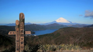 日本daikan山的富士山和ashi湖。视频素材模板下载