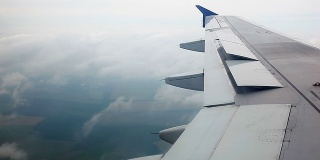 飞机的机翼在云层中飞行