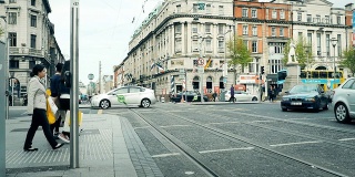 都柏林市中心有行人和都柏林公交车