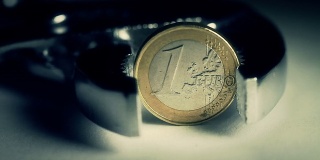 金融危机与欧元:用夹子夹住硬币