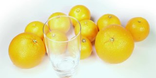 橙汁倒入玻璃杯
