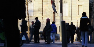 巴黎人和游客穿过街道
