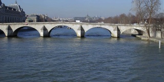 法国巴黎桥，远射。